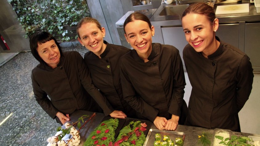 Fina Puigdevall (xef) i Martina (cap de cuina), Carlota (cap de pastisseria) i Clara (cap de sala i sommelier) Puigvert