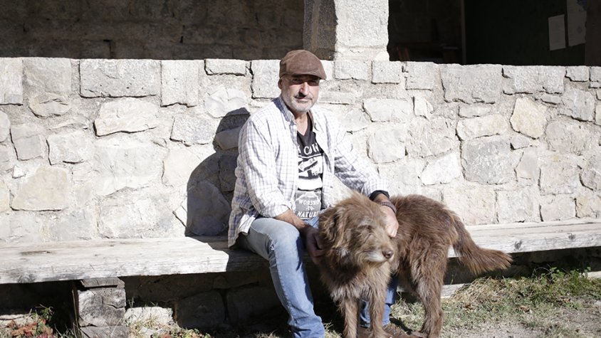 Jordi Solanich, l'ermità de Santa Bàrbara de Pruneres, amb el seu gos, l'Aixam