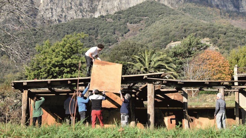 Els voluntaris, treballant en una cabanya del pessebre