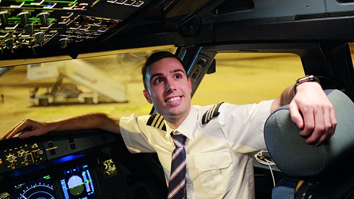 Marc Montoliu dins la cabina de l'avió que va pilotar de Tirana a Barcelona