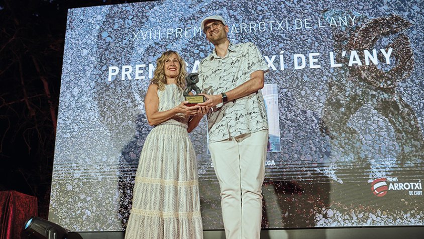 Santi Roca-Fàbrega i la presidenta del CIT, Adela Moya, durant l'entrega del guardó