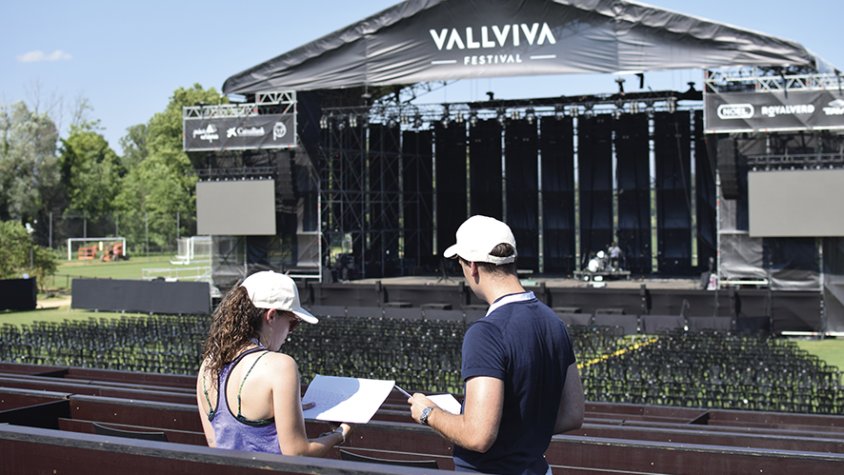 Mentre es fan les proves de so, dos voluntaris comproven que les llotges estiguin a punt