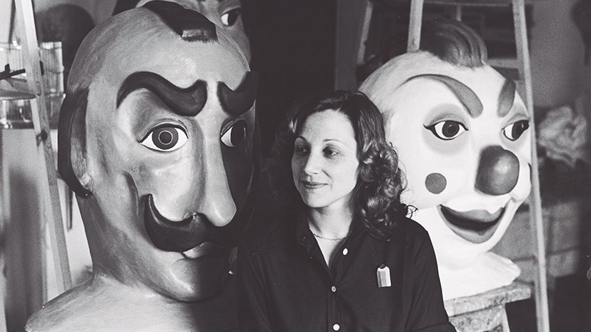 Rosa Serra amb els bustos dels gegants al seu taller el 1979