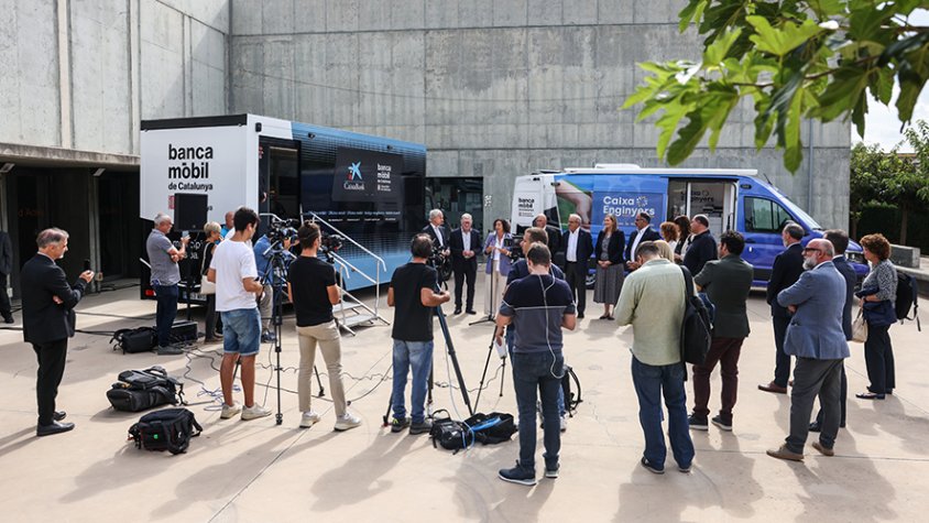 La consellera Alícia Romero durant la visita als vehicles de la Banca Mòbil a Ullà