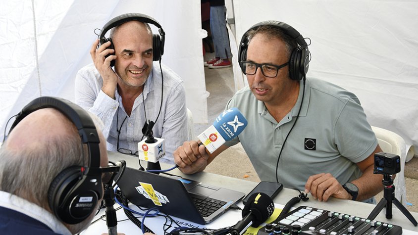 Jordi Rocasalva (aguantant el micròfon) i Àngel Prat, de Ràdio La Vall, entrevistant el periodista Antoni Bassas