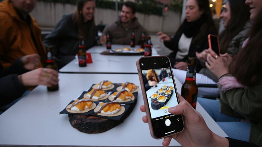 Una colla gaudeix del primer dia de la Ruta de les Tapes a la terrassa
