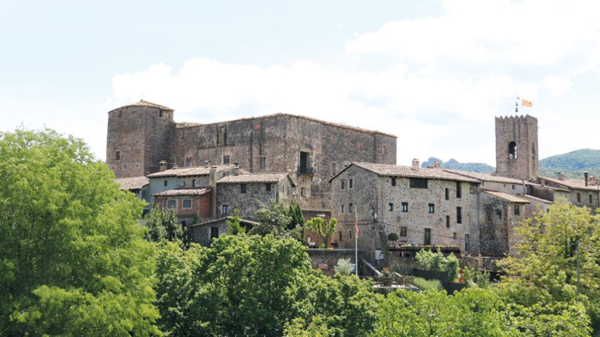 Després de dècades d'anhel, el castell de Santa Pau és del poble