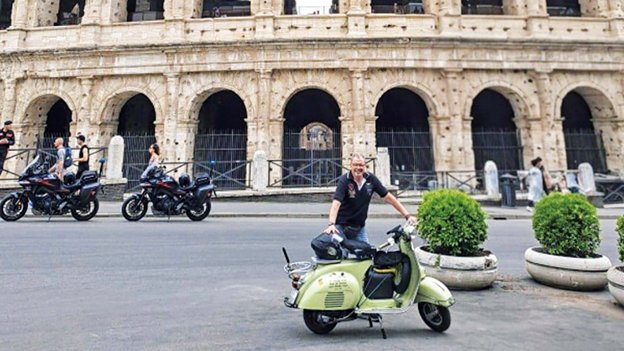 L’olotí Jaume Cos reprodueix l’aventura que va fer Josep Ros de Castro fa més de seixanta anys per anar a veure el papa