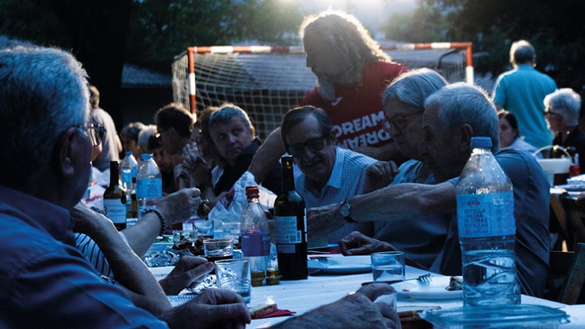 Olot ja no és un poble, però encara hi ha sentiments que fan que s'hi assembli com la identitat de barri.