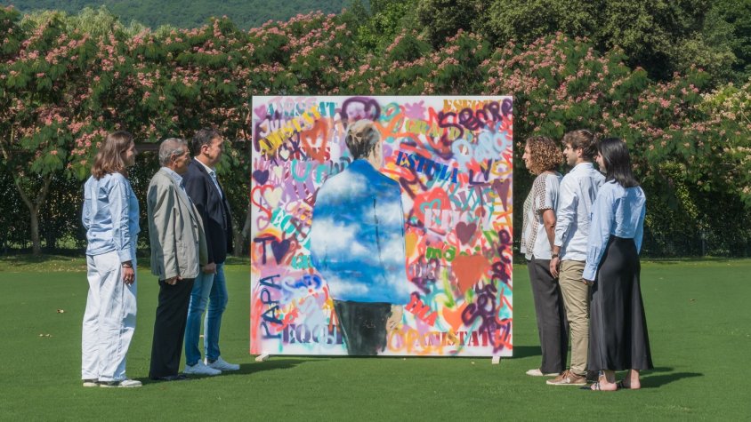La família, davant del mural dedicat a Eudald Morera al festival Vallviva