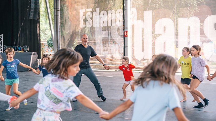 Formació per a petits per conèixer i experimentar danses d'arrel locals i internacionals