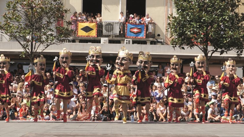 Els cabeçuts, a la plaça Major