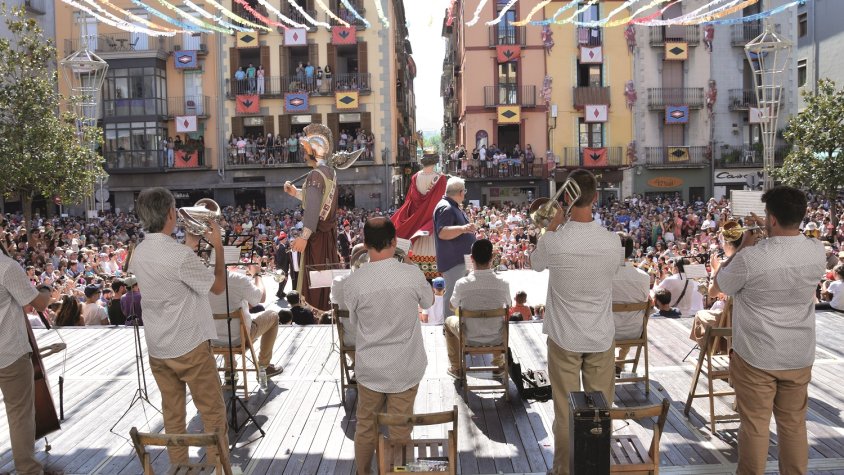Les melodies de la Principal d'Olot sonen durant les festes a les cercaviles, acompanyant la faràndula i oferint audicions de sardanes