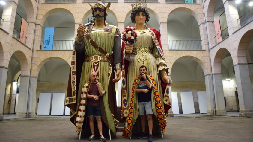 Els flabiolaires dels gegants d'Olot amb les figures olotines