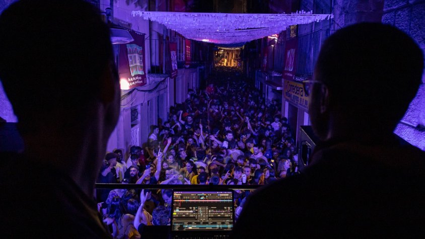 El carrer Baix del Tura s’omple de gom a gom per gaudir d'una hora dels èxits musicals més destacats de l'any