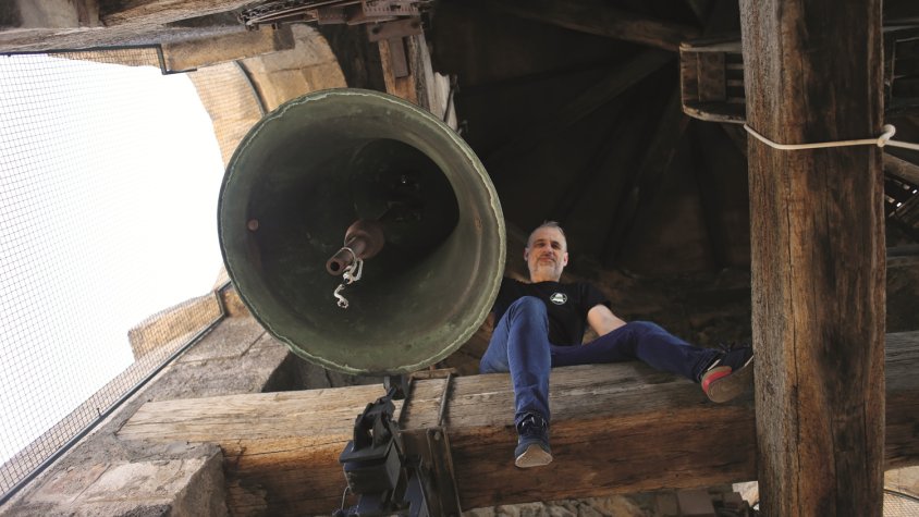 Xavier Pallàs enfilat a les campanes de la basílica de Sant Esteve