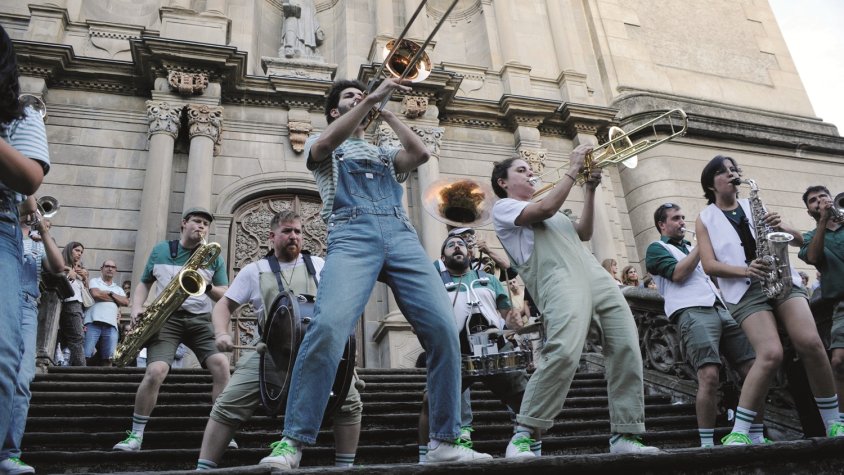 Bufant Fort tocant a les escales de la basílica de Sant Esteve d'Olot