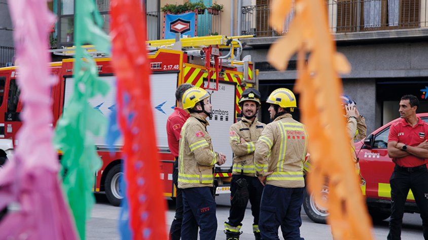 Els Bombers d'Olot engalanen la plaça Major des d'on faran el pregó de les Festes del Tura d'enguany