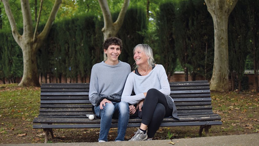 Pere Ribes amb la seva mare, una de les protagonistes de la segona temporada del pòdcast 'A ulls clucs'