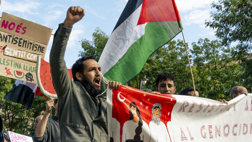 Mig miler de persones van sortir als carrers d'Olot per donar suport al poble palestí quan fa dos anys de l'inici de la guerra