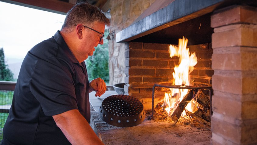 A casa del gastrònom Pep Nogué hi ha tot el que cal per cuinar a la brasa; també una graella per coure les carxofes.