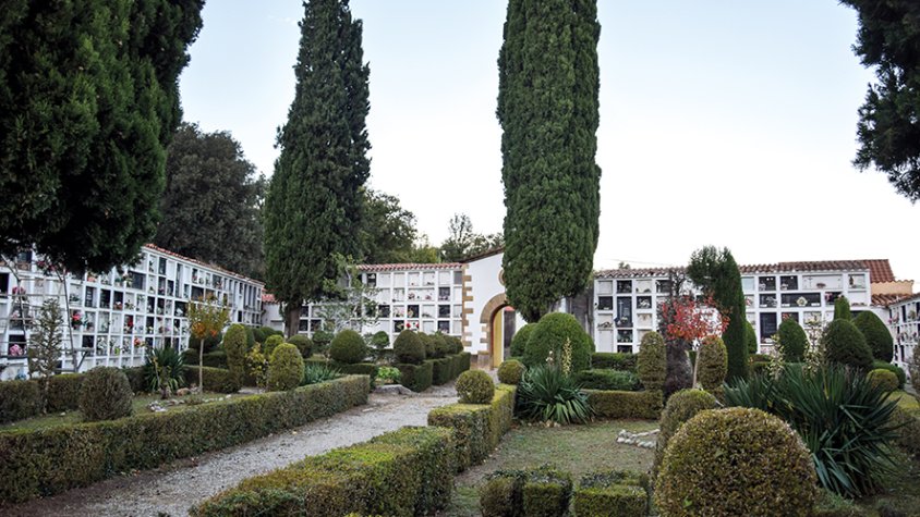 A la Garrotxa hi ha gairebé una seixantena de cementiris, alguns en desús, i tots ens parlen de la nostra història i manera de recordar els que ja no hi són.
