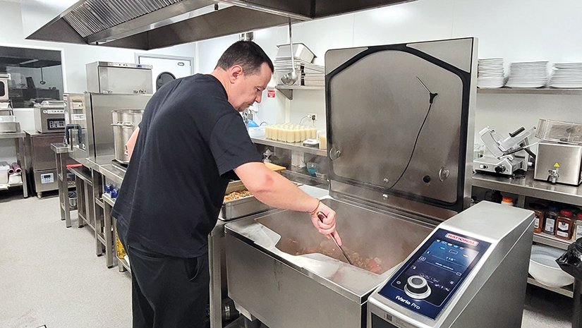 El xef Pere Planagumà a l'obrador de Pibernat Alimentària elaborant la primera gamma de conserves de reaprofitament d'Europa.