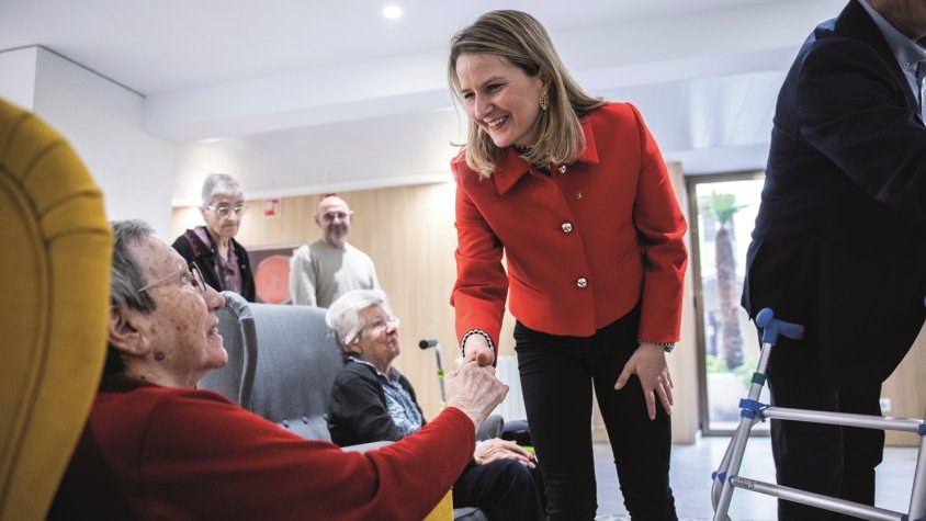 La consellera de Drets Socials i Inclusió, Mònica Martínez Bravo, durant una visita a la residència d’Olot el gener passat