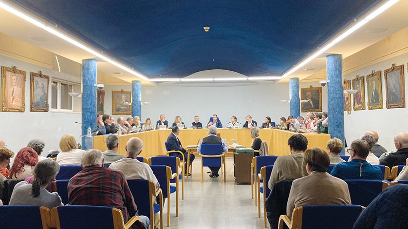 Dijous passat una quinzena de membres de  la plataforma ciutadana a favor de la piscina municipal van presentar una moció exposant els beneficis que aportaria l'equipament.