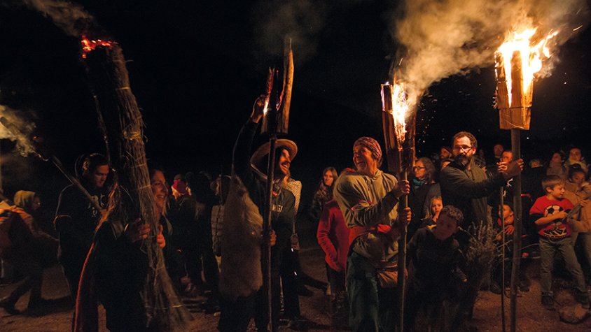 Una trentena de falles baixen des del santuari del Guilar fins al centre d'Argelaguer per donar la benvinguda a l'hivern