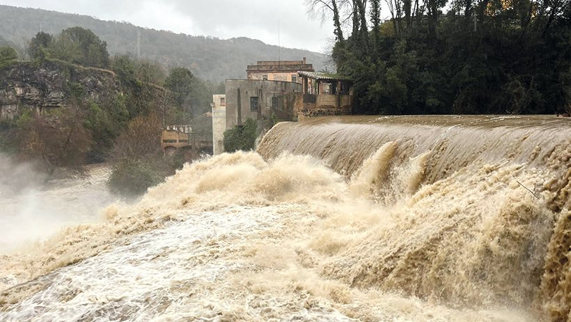 La llevantada deixa més de 200 litres a la Garrotxa, multiplica el cabal del Fluvià, apaga durant més d’un dia el veïnat de Sant Miquel de Pineda i obliga a evacuar 28 persones
