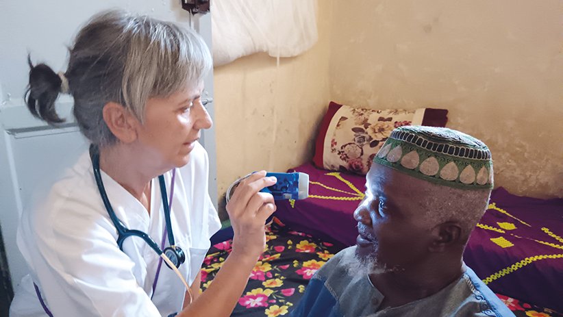 L'Upe, una dels cinc voluntaris de la comarca, mentre passa consulta al centre sanitari de Toulel.
