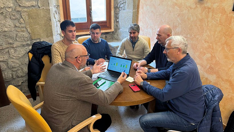 La companyia elèctrica s’ha compromès després d’una reunió amb els alcaldes de Sant Feliu de Pallerols i les Planes, i la Generalitat a millorar les línies que abasten tota la vall.