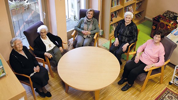 L’Enriqueta, la Siseta, la Carme, la Maria, la Dolors i l’Angelina, són les protagonistes d'un documental i una exposició que mostra la vida a pagès a la Vall d’Hostoles.
