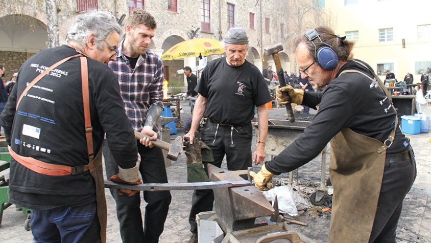 Besalú acull aquest cap de setmana la 27a Fira del Ferro on una seixantena de ferrers forjaran conjuntament un fanal únic per al poble.