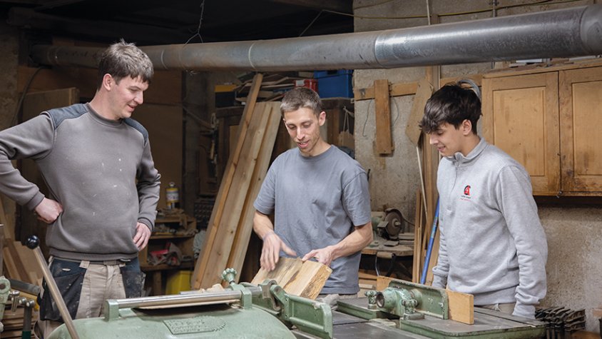 En Bernat, l'Oriol i en Marc, tres joves fusters garrotxins que mantenen viva una professió en decadència.
