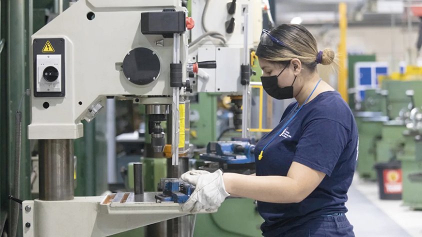 L’alcalde d’Olot, Agustí Arbós, inicia un nou pacte per a la formació professional i omplir les necessitats de les empreses que cerquen treballadors qualificats.