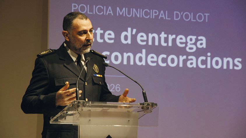 La Policia Municipal d'Olot va celebrar dissabte passat la festa de la patronal a L’Espai Cràter on es va fer entrega de més d’una setantena de condecoracions.