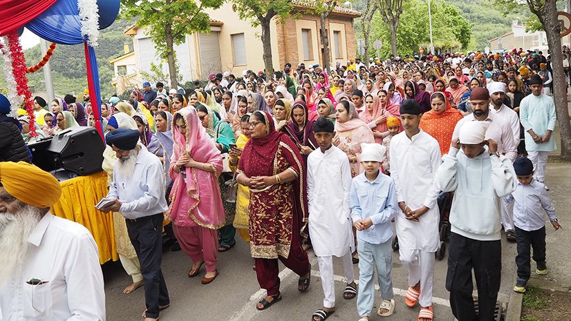 La comunitat sikh d’Olot reuneix unes 2.000 persones per celebrar l’acte més important, el Vaisakhi.