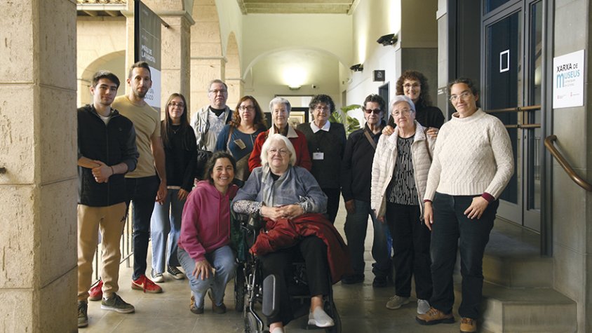 Cuid’Art és un projecte per tractar la soledat no volguda, fer comunitat i parlar de les emocions a partir de l’art.