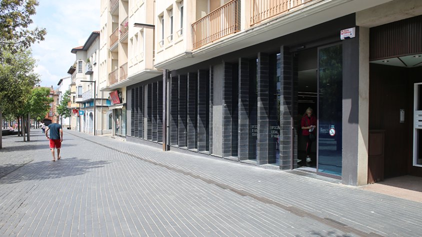 L’alcalde d’Olot acusa l’estat d’ofegar els consistoris amb el tràmit i assegura que l’Ajuntament no farà més esforços dels que li toquen després que la CUP hagi demanat reforçar la informació i atenció ciutadana