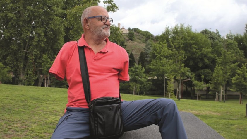En Joan ha après a viure sense braços
