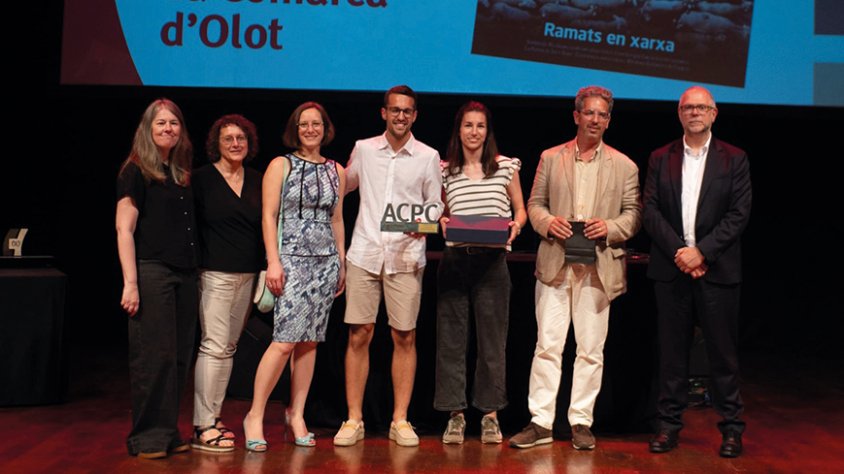 La Comarca d'Olot va rebre el guardó a la Millor Portada del 2025 de l’Associació Catalana de la Premsa Comarcal el passat divendres a la seva festa a l’Auditori de Barcelona.