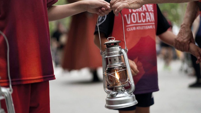 Desenes de voluntaris participen cada any en la cerca de la flama del Canigó per dur-la als pobles de la comarca i encendre les seves fogueres la Nit de Sant Joan.