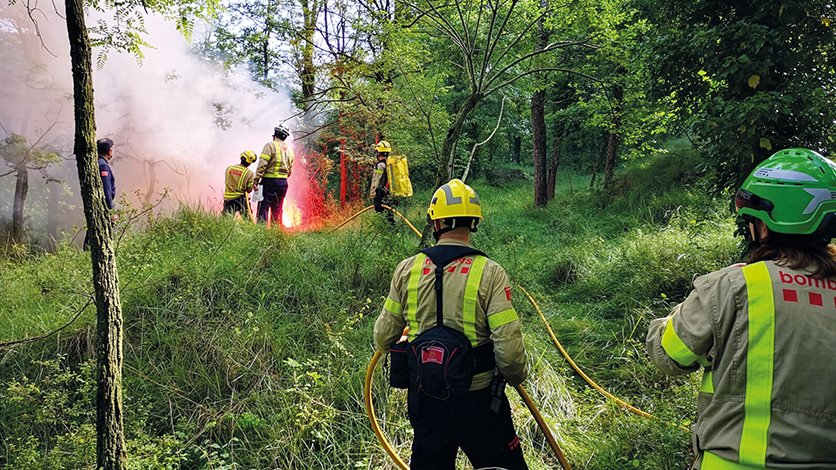 Els bombers d'Olot han dut a terme els últims mesos simulacres i actuacions pràctiques per ser els més eficients possibles davant un incendi forestals abans de començar la campanya d'estiu.